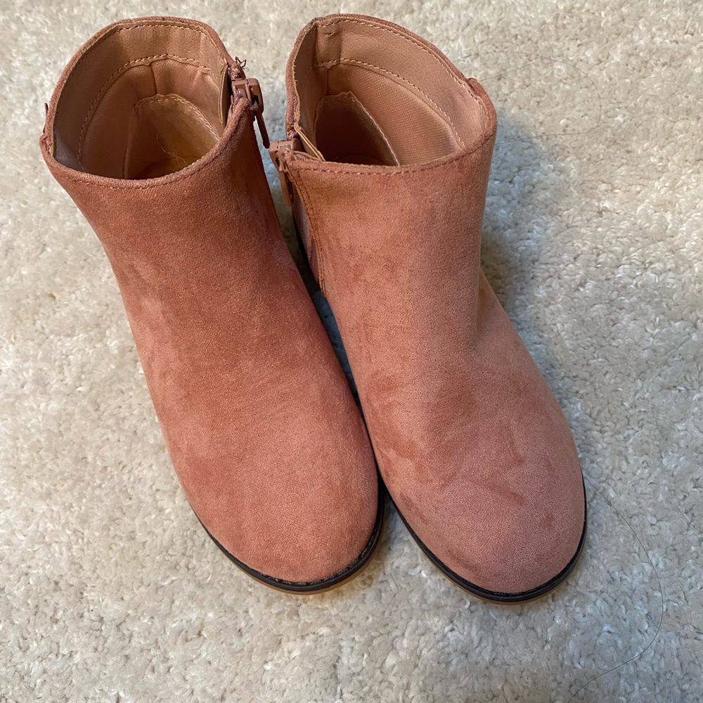 Rose pink suede boots